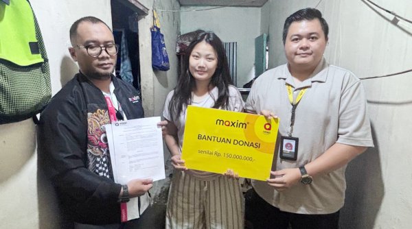 Maxim Salurkan Dana Duka Rp150 Juta untuk Keluarga Korban Kecelakaan di Depan Gedung DPR