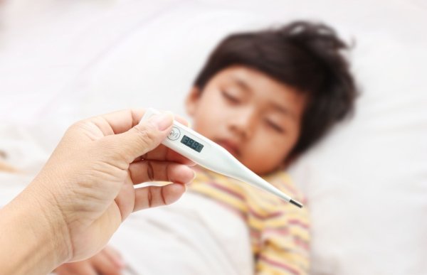 Anak Demam, Boleh Dimandikan? Begini Penjelasan Dokter Anak