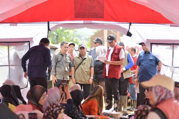 Tinjau Lokasi Longsor Cilacap, Wamensos Serahkan Santunan untuk Korban