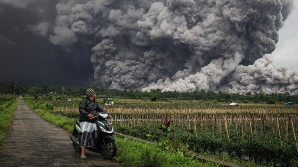 Semeru Kembali Bergelora, PVMBG Tegaskan Zona Bahaya Diperluas