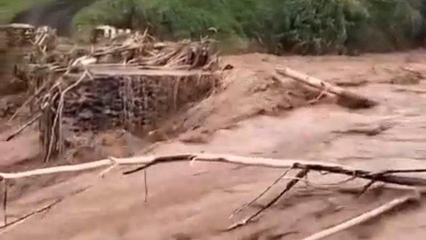 Banjir Bandang Isolasi Kampung Karikil, Warga Dievakuasi ke Pengungsian Darura