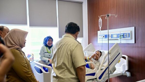 Di Tengah Tragedi Kecelakaan MBG, Prabowo Datangi RSUD Koja dan Janji Traktir Bubur Ayam untuk Siswa Korban