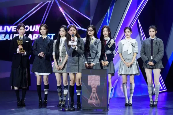 Hearts2Hearts Raih Rookie of the Year, Pidato Bahasa Indonesia Carmen Gemparkan MAMA Awards 2025