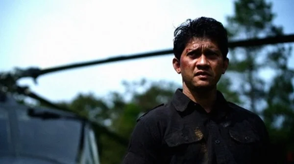 Lewat Film Debutnya, Iko Uwais Salurkan Hasil Penjualan Tiket Timur untuk Korban Bencana Sumatra–Aceh