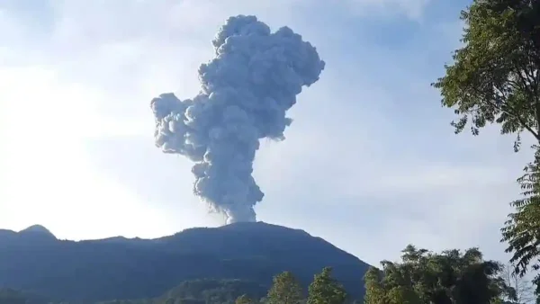 Erupsi Mendadak Gunung Marapi Bikin Panik Warga, Aktivitas di Agam Terhenti