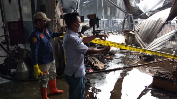 Pabrik Dua Kelinci Terbakar Hebat, Polisi Selamatkan Puluhan Pekerja di Tengah Bangunan Runtuh
