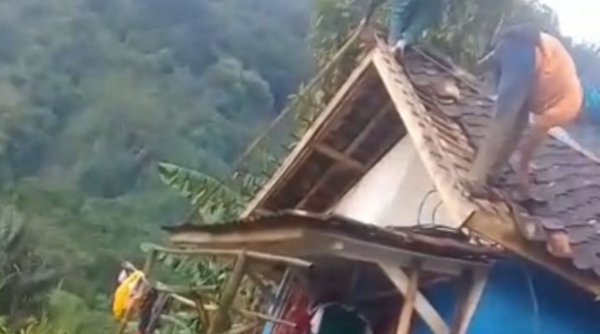 Rumah Warga Cijurey Sukabumi Rusak Diterjang Hujan Disertai Angin