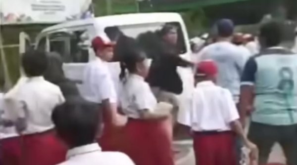 Mobil Diduga Milik BGN Tabrak Siswa SDN 01 Pagi Kalibaru, Polisi Lakukan Olah TKP