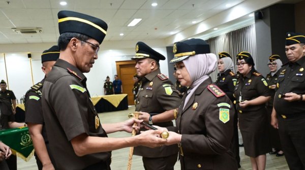Kajati Jabar Lantik Kajari Kota Bandung dan Kota Sukabumi