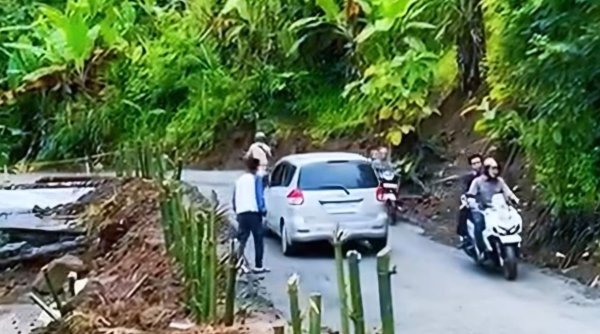 Jalan yang Amblas di Simpenan Sukabumi Dapat Dilalui Kembali
