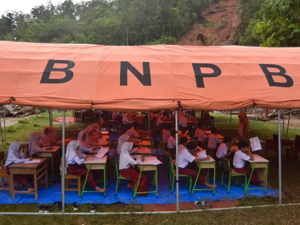 Sekolah Rusak Akibat Banjir Bandang Mulai Dibangun Februari 2026, Ini Rencana Pemerintah