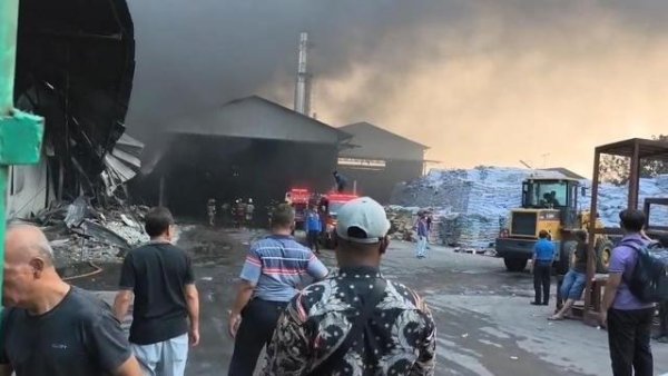 Asap Masih Menggantung, Warga Tanjung Mulia Bertahan di Tengah Sisa Kebakaran Pabrik Swallow