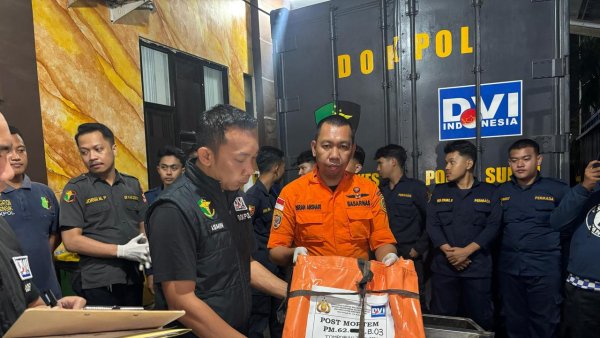 Dari Gunung ke Meja Identifikasi: Body Part dan Barang Pribadi Korban Ketiga ATR 42-500 Diserahkan ke DVI