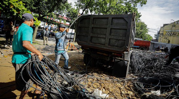 14 Ton Kabel Udara Buahbatu Tuntas Dibersihkan