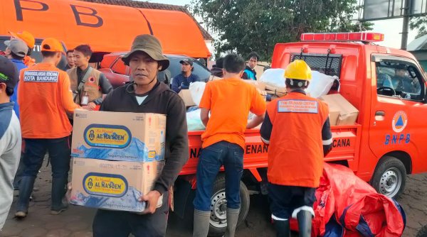 BPBD Kota Bandung Gerak Cepat Bantu Logistik Bencana di Cisarua Lembang