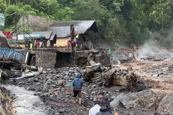 Banjir Bandang Lumpuhkan Akses Wisata Guci, Tiga Jembatan Vital Ambruk