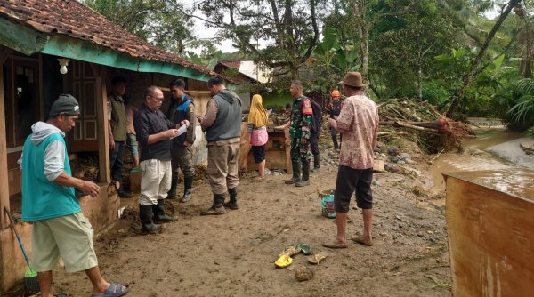 Rumah sampai Hewan Ternak Hanyut Dampak Banjir Luapan Sungai di Cimerang Sukabumi