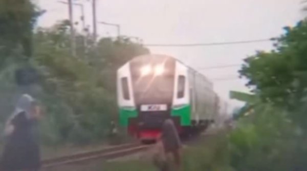 Aksi Berbahaya Anak Nekat Hadang Kereta di Sidoarjo Viral, KAI Temui Orang Tua