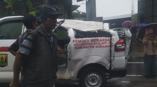 Ambulans Desa di Sukabumi Rusak Tertimpa Pohon Tumbang