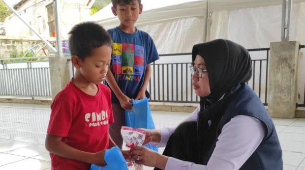 Polwan Polda Jabar Bagikan Makanan Ringan untuk Anak Pengungsi Longsor di Cisarua