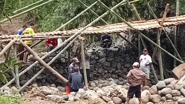 Akses Terputus, Warga Sukamaju Sukabumi Bangun Jembatan Darurat dari Bambu