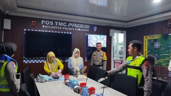 Momen Mendebarkan! Ketika Bayi Laki-laki Lahir di Pos Pengamanan Nataru Sukabumi