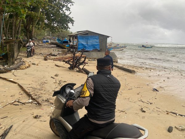 Sempat Diterjang Gelombang Pasang, Wisatawan Pantai Ujunggenteng Diimbau Hati-hati