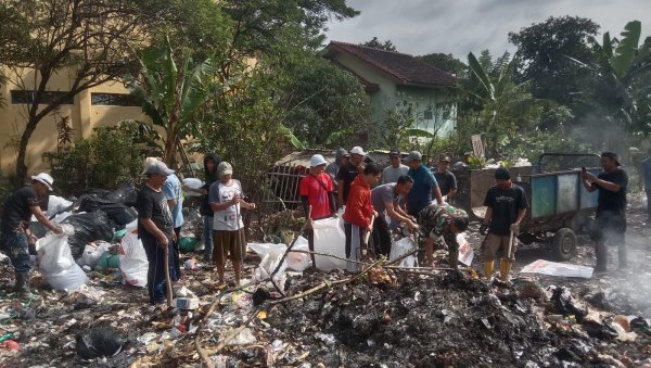 Antisipasi Banjir, Pentahelix dan Warga Dayeuhkolot Gelar Kerja Bakti Akbar