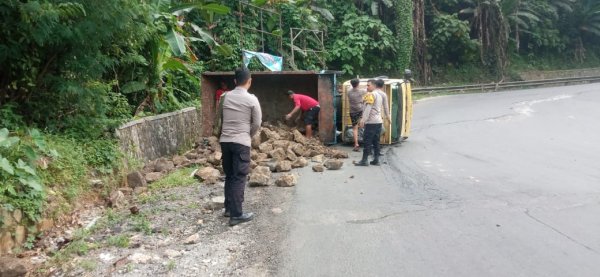 Truk Pengangkut Batu Terguling di Tanjakan Baeud Sukabumi