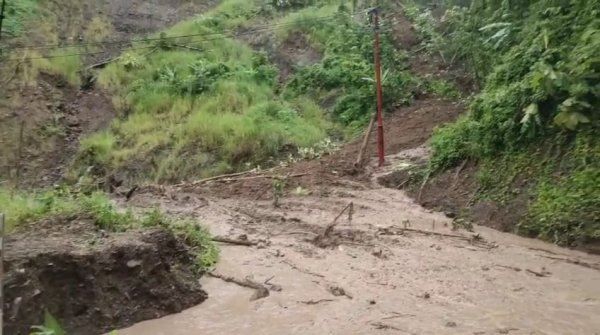 Longsor Masih Menimbun Jalan Bagbagan-Kiaradua Sukabumi