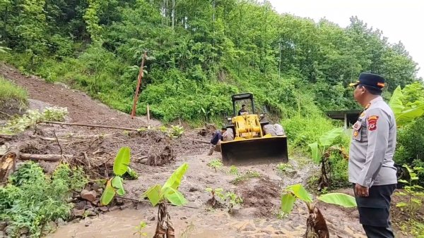 Tiga Titik Longsor di Jalur Bagbagan-Kiaradua, Upaya Buka Jalan Terus Dilakukan