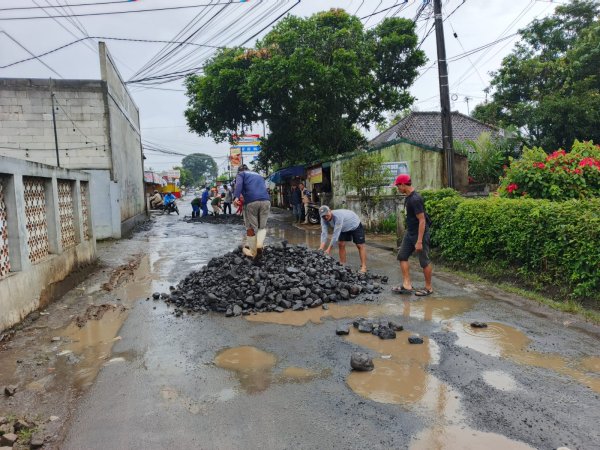 Jalan Karangtengah-Nagrak Berlubang, Pemdes Nagsel Sukabumi Perbaiki Secara Swadaya
