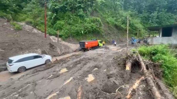 Evakuasi Material Longsoran di Simpenan Sukabumi Masih Berlangsung, Kendaraan Diatur Buka Tutup