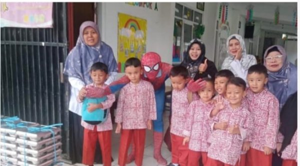 Kreatif! SPPG Ajak Spiderman Bagikan MBG di Sekolah Dasar