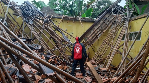 MDTA di Nyalindung Sukabumi Ambruk Akibat Cuaca Ekstrem, Belajar Siswa dipindah ke Mushola