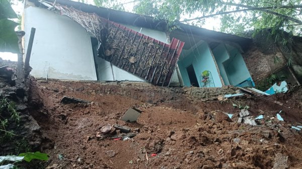 Tiga Rumah Warga Sukabumi Rusak Akibat Longsor