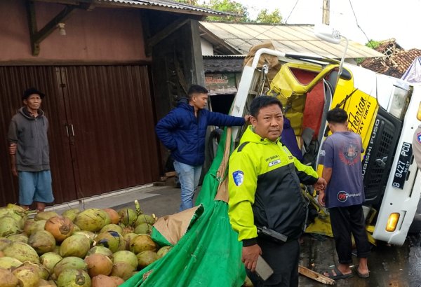 Kecelakaan di Jalur Palabuhanratu-Sukabumi, Sopir Truk Kelapa Patah Kaki
