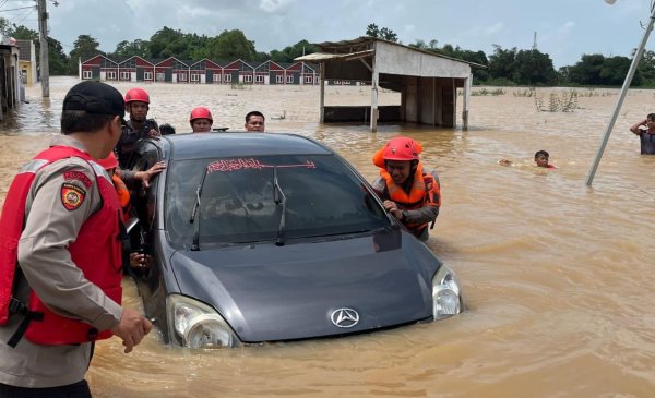 Tim SAR Sat Brimob Polda Jabar Evakuasi Barang dan Mobil Warga Terdampak Banjir di Ciasem