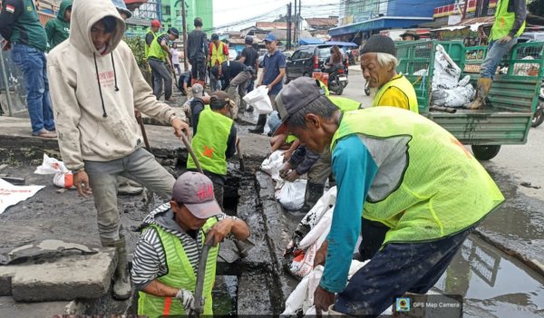 Hindari Luapan Air, Pentahelix Bersama PRIMA Normalisasi Drainase Jalan Raya Dayeuhkolot