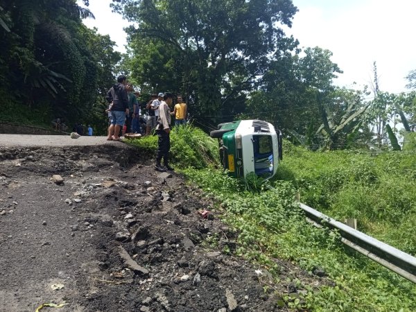 Insiden Rem Blong di Jalan Menurun, Angkot Tabrak Pembatas Jalan dan Terguling di Sukabumi
