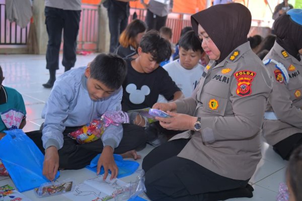 Polwan Polda Jabar Gelar Trauma Healing bagi Anak Pengungsi Longsor Cisarua