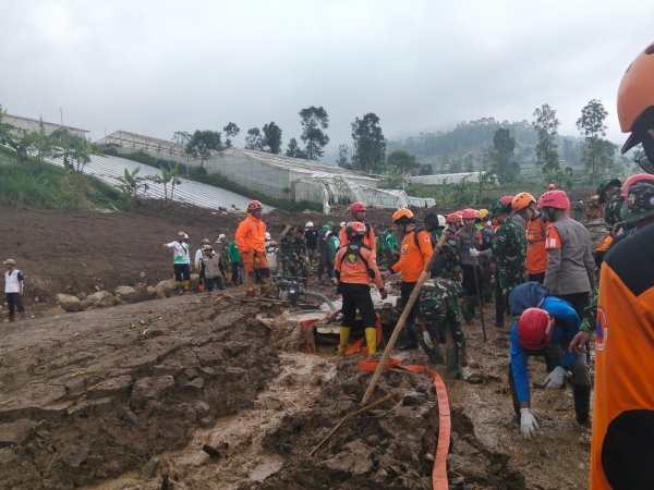 Tim SAR Batalyon B Pelopor Sat Brimob Polda Jabar Terus Lakukan Pencarian Korban Longsor di Pasirlangu