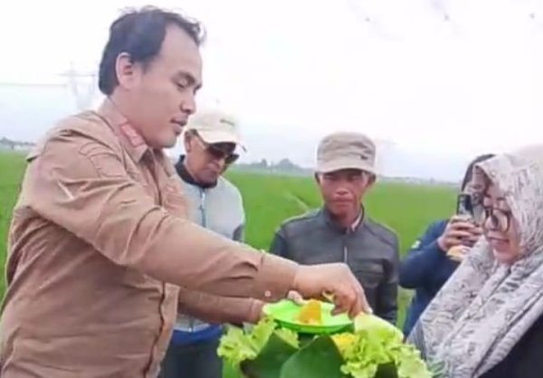 Pembangunan Jalan Usaha Tani Rampung, Warga Desa Haurpugur Gelar Botram Nasi Tumpeng