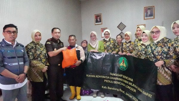 Kejati Jabar Bersama IAD Wilayah Jabar Gelar Bakti Sosial untuk Korban Bencana di Cisarua