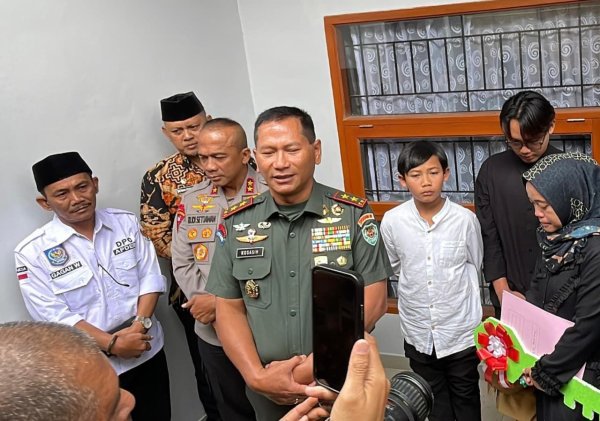 Pangdam III/Siliwangi Serahkan Santunan Rumah dan Motor kepada Ahli Waris Korban Kecelakaan Parongpong