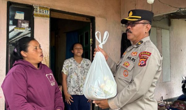 Polda Jabar Salurkan Ribuan Sembako untuk Korban Longsor Pasirlangu