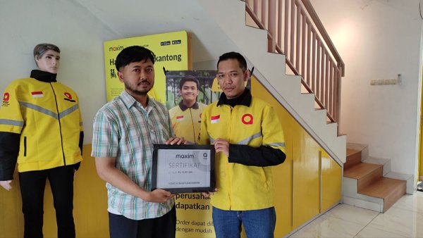YPSSI Salurkan Bantuan Rp14 Juta untuk Pengemudi Maxim di Bandung