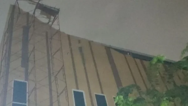 Cuaca Ekstrem Terjang Kemayoran, Atap GOR Serdang Ambruk Akibat Angin Kencang