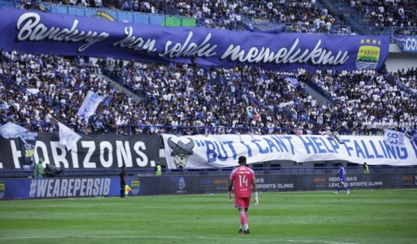Persib Juara Paruh Musim, Bojan Hodak Puji Atmosfer Positif Bobotoh
