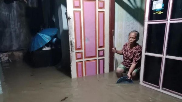 Tragedi Banjir Jember: Seorang Warga Tewas Tersengat Listrik Saat Bersihkan Rumah